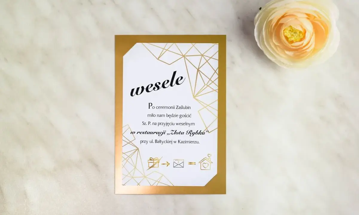 Eleganckie zaproszenie ślubne z tekstem "wesele" i złotymi zdobieniami. Dowiedz się, jak zrobić złote napisy na zaproszeniu, by nadać mu wyjątkowy charakter.
