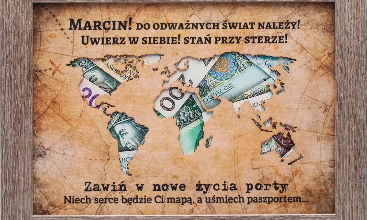 Ramka z mapą świata z banknotów, dedykowana na skrzynkę na 18 urodziny dla Marcina. "Do odważnych świat należy!