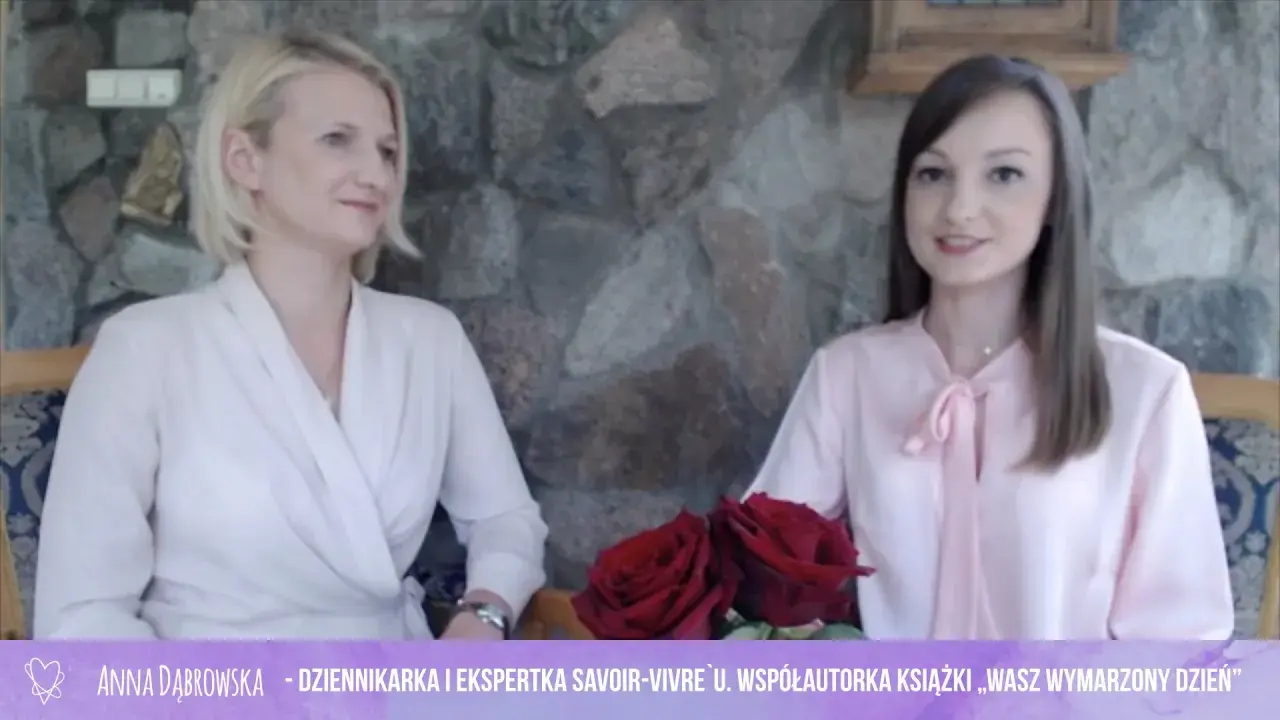 Dwie kobiety rozmawiają o tym, co mówić przy wręczaniu zaproszeń na ślub. Obok nich leżą czerwone róże.
