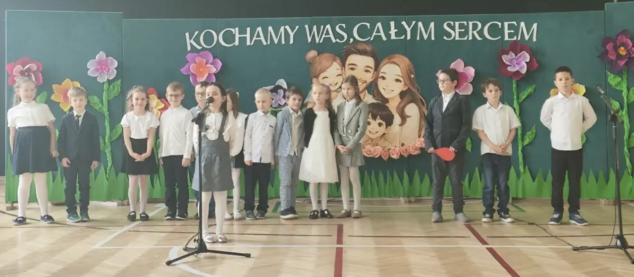 Dzieci śpiewają piosenkę na komunię dla rodziców. Tekst piosenki jest pełen miłości.