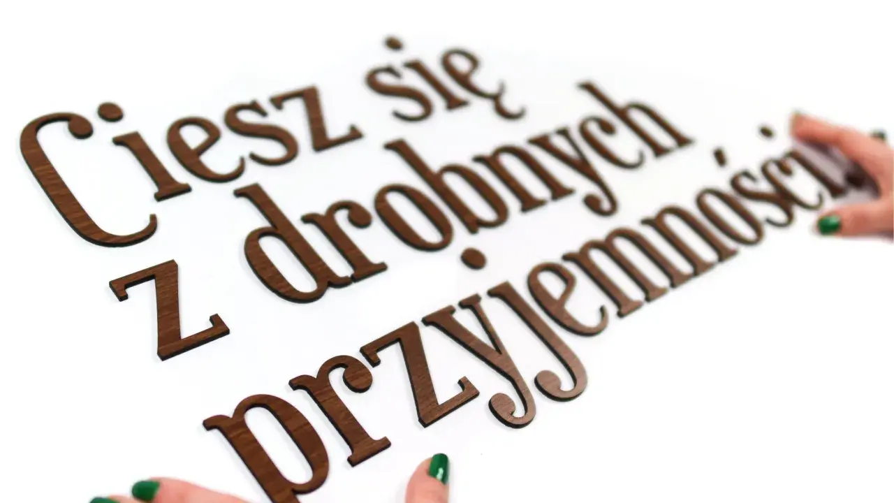 Ciesz się z drobnych przyjemności – piękne drewniane napisy dekoracyjne, które dodadzą uroku każdemu wnętrzu.