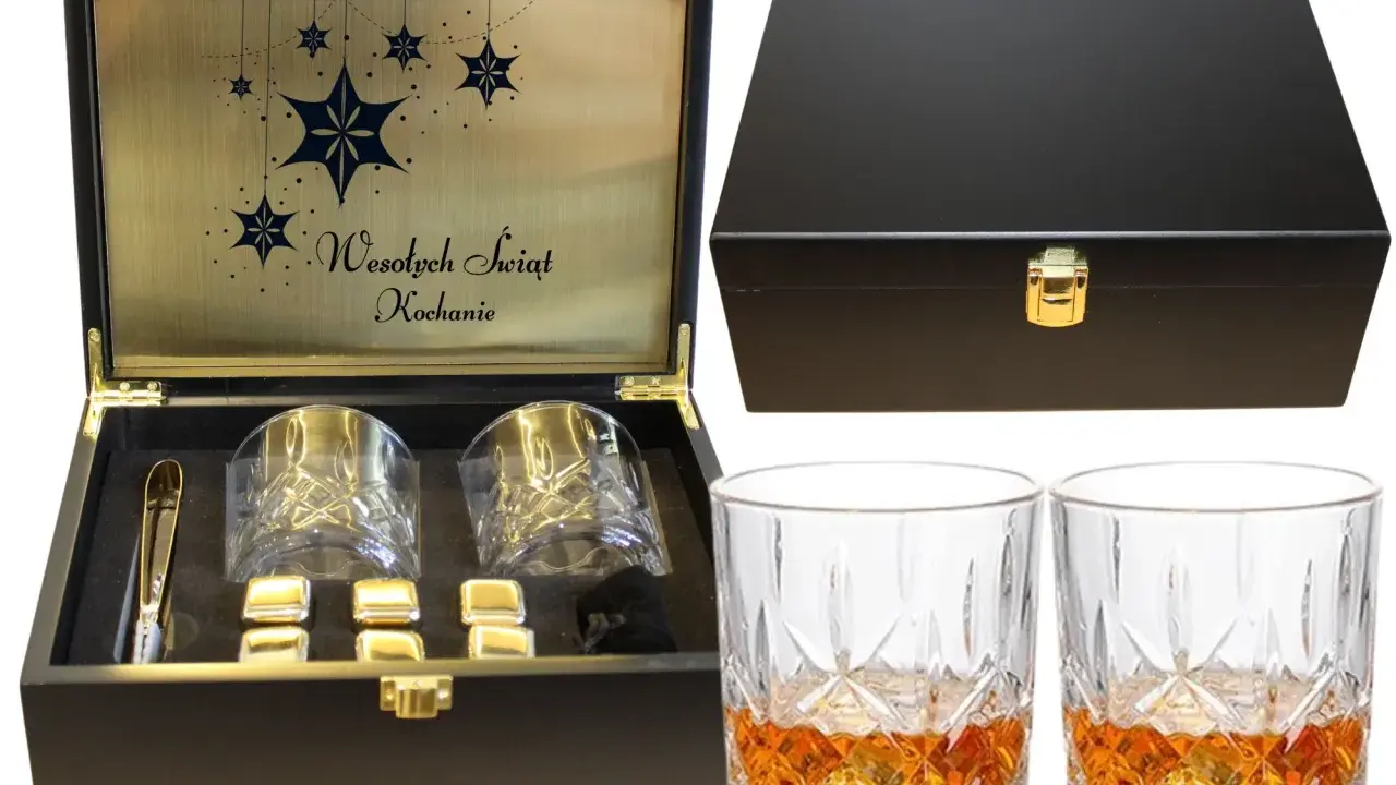 Elegancka skrzynka z grawerem "Wesołych Świąt Kochanie" zawiera dwa kryształowe kieliszki do whisky, kamienie chłodzące i szczypce. Idealny zestaw na prezent.