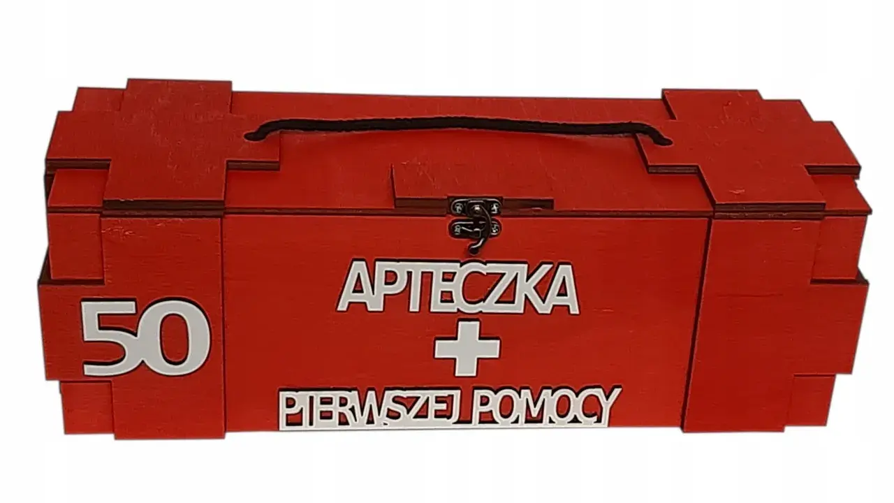 Czerwona skrzynka na 50 urodziny z napisem "APTECZKA PIERWSZEJ POMOCY".
