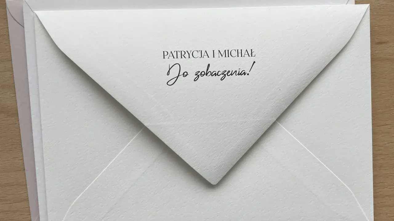 Biała koperta z napisem "PATRYCJA I MICHAŁ Do zobaczenia!". Idealna na zaproszenie lub kartkę urodzinową.