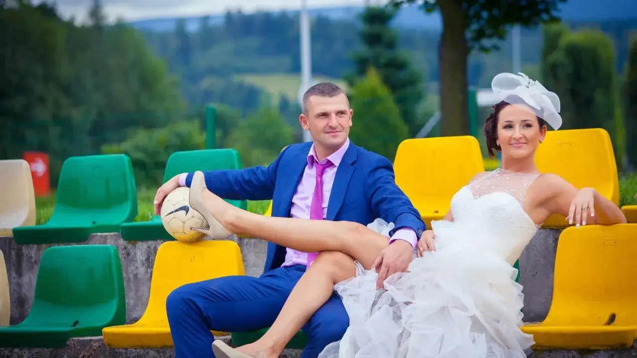 Para młoda na trybunach z piłką, nietypowe wesele.