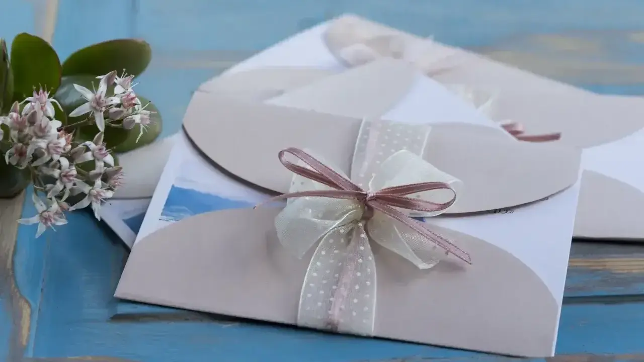Eleganckie zaproszenia ślubne z kokardkami. Jak odmówić wesele, gdy nie możesz przybyć? Delikatne kwiaty dodają uroku.