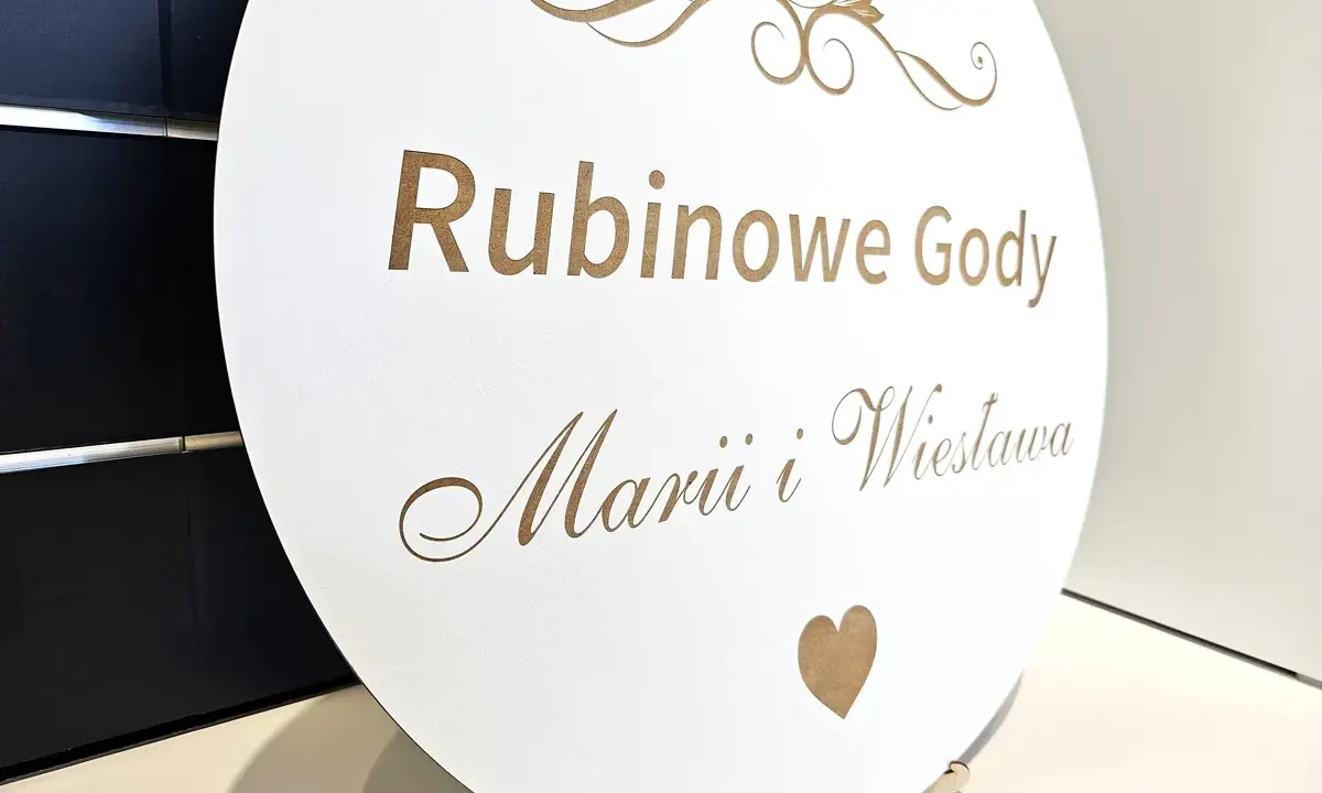 Okrągły topper na 40 rocznicę ślubu z napisem "Rubinowe Gody Marii i Wiesława" oraz serduszkiem.