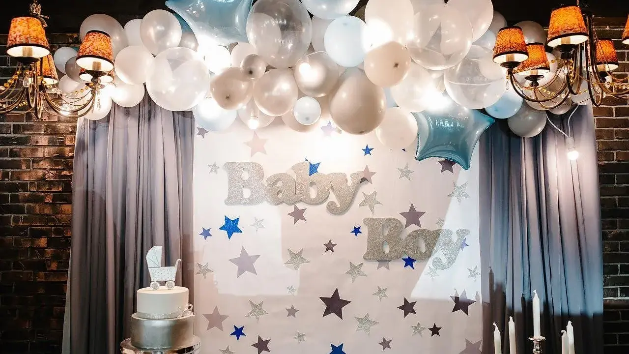 Dekoracja na chrzest święty: balony, gwiazdki, tort i napisy "Baby Boy".