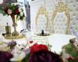 Elegancki stół z kwiatami i złotymi zdobieniami. Czy za ślub cywilny się płaci? Tutaj wszystko wygląda na luksusowe.