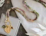 Elegancki naszyjnik z kamieni naturalnych i złotym sercem, idealny jako prezent z okazji 40 urodzin.