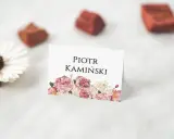 Eleganckie winietki dla rodziców z imieniem i nazwiskiem Piotra Kamińskiego, ozdobione bukietem różowych kwiatów.