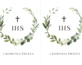 Wzór zaproszenia na komunię do wydrukowania. Delikatny wianek z zielonych liści i białych kwiatów otacza symbol IHS i krzyż.