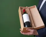 Eleganckie wino na 18 urodziny w drewnianej skrzynce, gotowe na wyjątkowy prezent.