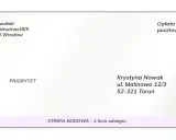 Koperta z adresem nadawcy Jan Kowalski, Wrocław i odbiorcy Krystyna Nowak, Toruń. Widoczna opłata pocztowa i oznaczenie PRIORYTET.