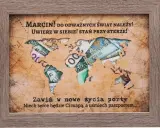 Ramka z mapą świata z banknotów, dedykowana na skrzynkę na 18 urodziny dla Marcina. "Do odważnych świat należy!