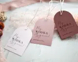 Eleganckie napisy na zawieszki na alkohol z imionami Weronika i Kamil. Idealne na wesele, by dodać uroku butelkom.