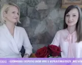 Dwie kobiety rozmawiają o tym, co mówić przy wręczaniu zaproszeń na ślub. Obok nich leżą czerwone róże.