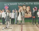 Dzieci śpiewają piosenkę na komunię dla rodziców. Tekst piosenki jest pełen miłości.