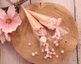 Słodkie rożki z bezą i kwiaty magnolii – idealne podziękowania dla gości DIY.
