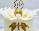 Elegancki topper na tort pierwsza komunia z krzyżem, aniołkami i złotym IHS.