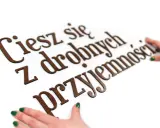 Ciesz się z drobnych przyjemności – piękne drewniane napisy dekoracyjne, które dodadzą uroku każdemu wnętrzu.