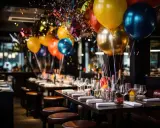Balony i konfetti ozdabiają stoliki w lokalu, gotowe na 40. urodziny. Zastanawiasz się, ile dać na 40 urodziny w lokalu?