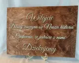 Drewniana tablica powitalna ślub: "Witajcie! Dzisiaj zaczyna się Nasza historia. Cudownie, że jesteście z nami. Dziękujemy.