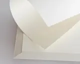 Stos papieru satynowego i matowego, tworzący subtelne przejścia tonalne.