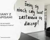 Ściany z napisami: "Śmiej się, niech cały świat zastanawia się dlaczego?". Inspiracja do personalizacji wnętrza.