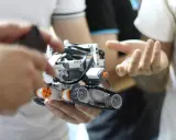 Zbudowany z klocków robot na gąsienicach to wspaniały prezent dla dziecka zamiast zabawek, rozwijający kreatywność i umiejętności techniczne.