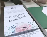 Eleganckie zaproszenie ślubne z imionami Patrycja i Damian, ozdobione kwiatami.