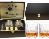 Elegancka skrzynka z grawerem "Wesołych Świąt Kochanie" zawiera dwa kryształowe kieliszki do whisky, kamienie chłodzące i szczypce. Idealny zestaw na prezent.