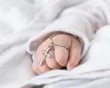 Srebrny krzyżyk na łańcuszku, idealny prezent, co chrzestny kupuje na chrzest.