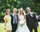 Para młoda z druhnami i świadkiem. Czy świadek musi być pełnoletni? Wesele w plenerze.