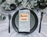 Eleganckie nakrycie stołu z kartką "Savoir vivre" - idealne na zaproszenia na ślub.