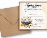 Zaproszenie na sesję fotograficzną z motywem aparatu i kwiatów. Tekst zaproszenia zawiera pola do uzupełnienia danych.