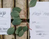 Zaproszenia ślubne z gałązką eukaliptusa. Jak pisać z osobą towarzyszącą? Na RSVP podajcie Państwo swoje imię i nazwisko.