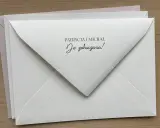 Biała koperta z napisem "PATRYCJA I MICHAŁ Do zobaczenia!". Idealna na zaproszenie lub kartkę urodzinową.