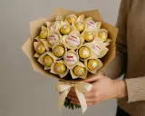 Bukiet z Raffaello i Ferrero Rocher, idealny pomysł na prezent. Jak zrobić bukiet z merci?