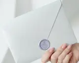 Elegancka koperta na wesele z pieczęcią lakową. Czy kopertę na wesele się zakleja? Tak, aby zachować tajemnicę zaproszenia.