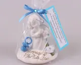 Figurka aniołka z niebieskim smoczkiem i różą, ozdobiona wstążką, z metryczką.