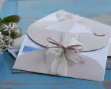 Eleganckie zaproszenia ślubne z kokardkami. Jak odmówić wesele, gdy nie możesz przybyć? Delikatne kwiaty dodają uroku.