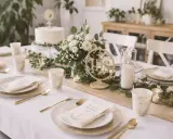 Elegancko nakryty stół na komunię w domu. Złote sztućce, białe róże i tort. Idealne atrakcje dla dzieci na komunię w domu.