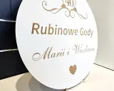 Okrągły topper na 40 rocznicę ślubu z napisem "Rubinowe Gody Marii i Wiesława" oraz serduszkiem.
