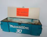Otwarta, turkusowa skrzynka na 30 urodziny z napisem "Maszlitra 30". W środku sianko. Na wieczku etykieta "Najlepszy F(L)ACHOWIEC".