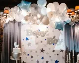 Dekoracja na chrzest święty: balony, gwiazdki, tort i napisy "Baby Boy".