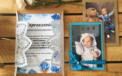 Zaproszenie na chrzest DIY z motywem niebieskich kwiatów i zdjęciami niemowlaka.