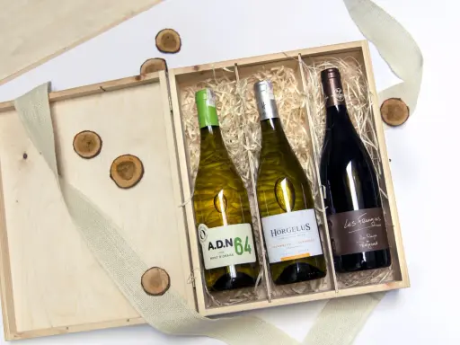 Eleganckie wino w skrzynce na prezent, idealne na wyjątkową okazję. Drewniana skrzynka z trzema butelkami wina, ozdobiona jutową wstążką i drewnianymi krążkami.