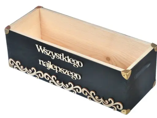 Drewniana skrzynka na 60 urodziny, ozdobiona napisem "Wszystkiego najlepszego" i ornamentami. Idealna na prezent.