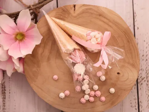 Słodkie rożki z bezą i kwiaty magnolii – idealne podziękowania dla gości DIY.